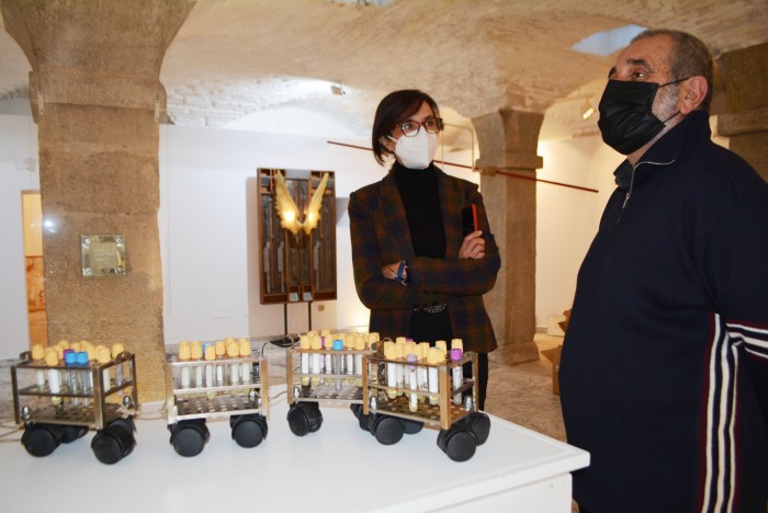 Imagen de Ana Gómez y José Martínez visitando la muestra