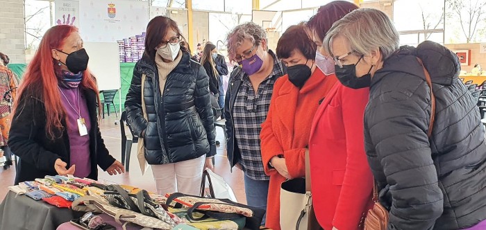Imagen de En uno de los 12 puestos de las emprendedoras locales
