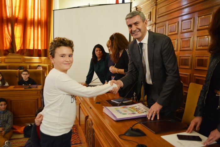 Imagen de Álvaro Gutiérrez felicitando a uno de los niños