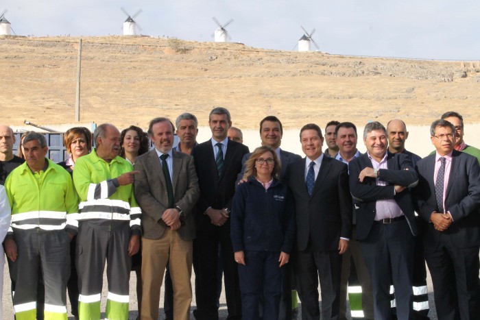Imagen de Álvaro Gutiérrez con el presidente de Castilla-La Mancha y socios y trabajadores de AVICÓN Consuegra