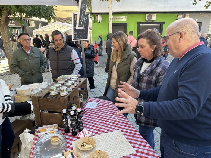 251123 Cedillo en la degustación de productos de la localidad de Quismondo