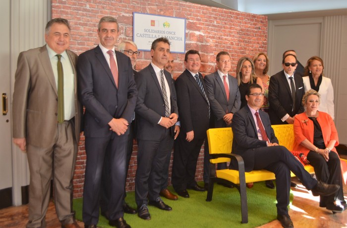 Imagen de Álvaro Gutiérrez junto a los premiados y autoridades asistentes a los premios de la ONCE