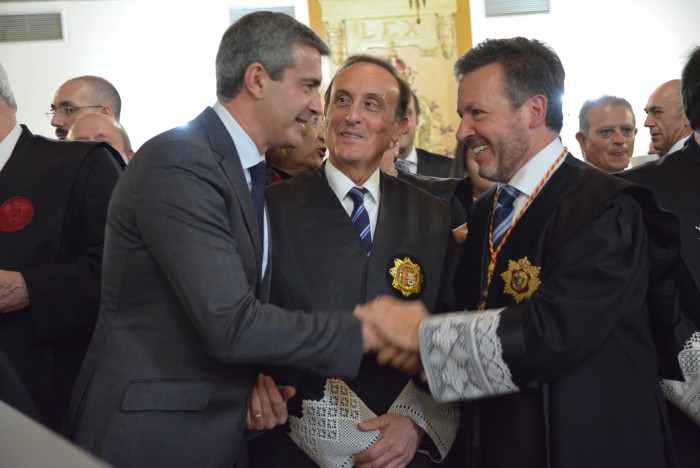 Imagen de Álvaro Gutiérrez conversando con el decano del Colegio de Abogados y el fiscal jefe de la Audiencia