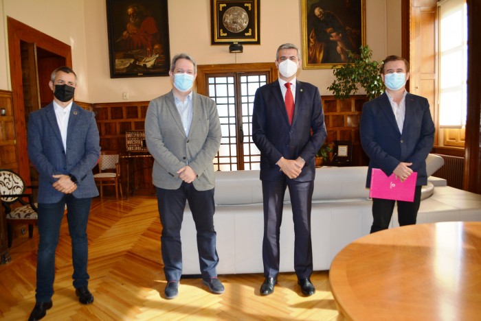 Álvaro Gutiérrez con los representantes de aotel clm