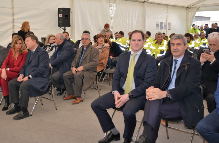 Imagen de Gutiérrez junto al director de la fábrica Holcim en Villaluenga en el acto