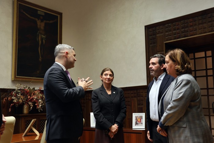 Imagen de Cedillo y Romera con los representantes de Costa Rica