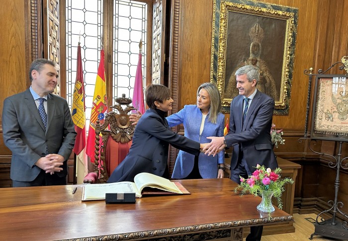 Imagen de Isabel Rodríguez firma en el Ayuntamiento