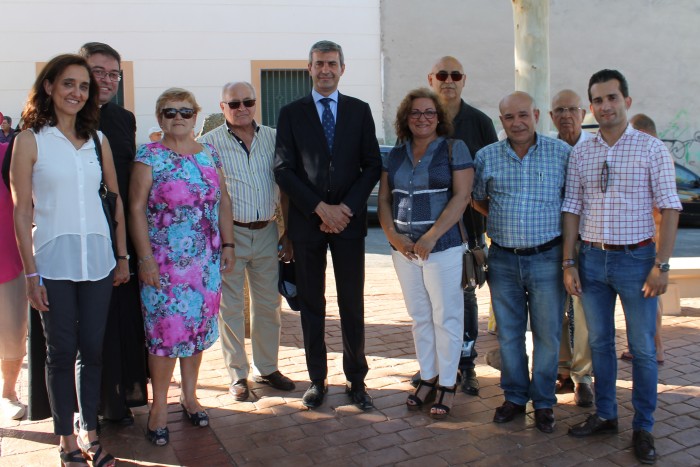 Imagen de Álvaro Gutiérrez junto a la corporación municipal de Parrillas