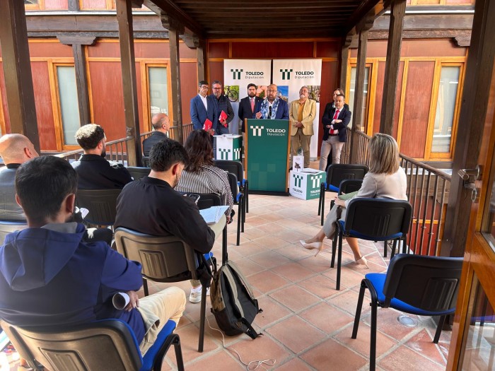 Imagen de  Fotografía con los nuevos directores del Plan Editorial