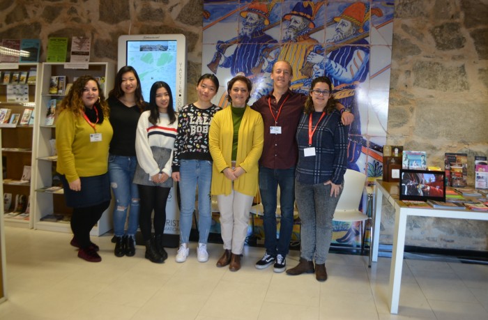 Imagen de María Ángeles García con los estudiantes extranjeros en prácticas en la oficina de turismo
