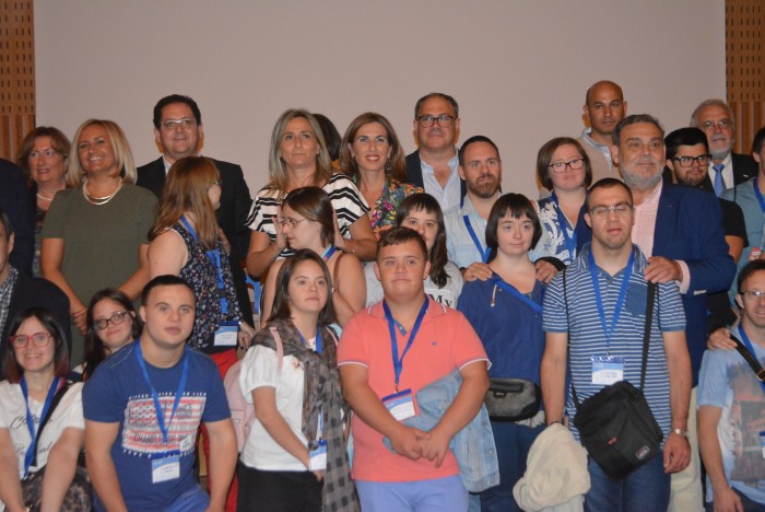 Imagen de Tomás Villarrubia en la foto de familia con los asistentes a la inauguración del encuentro