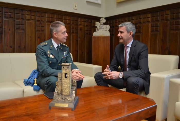 El presidente de la Diputación y el coronel jefe de la Comandancia de la Guardia Civil en Toledo