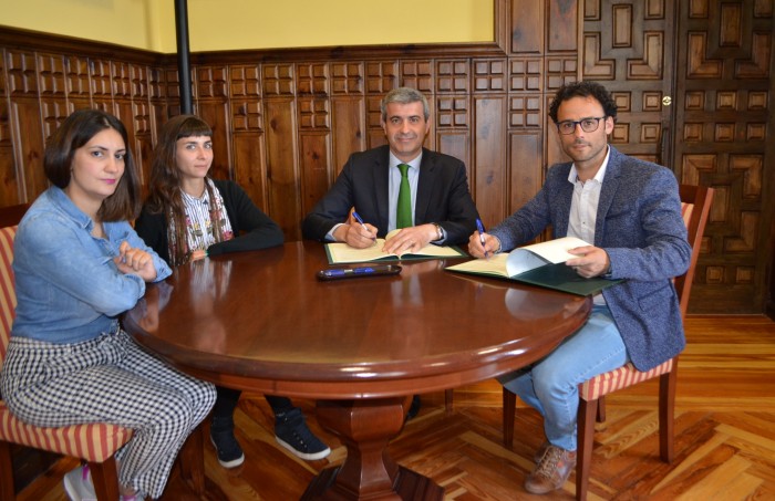 Álvaro Gutiérrez con los responsables de ALGANDA