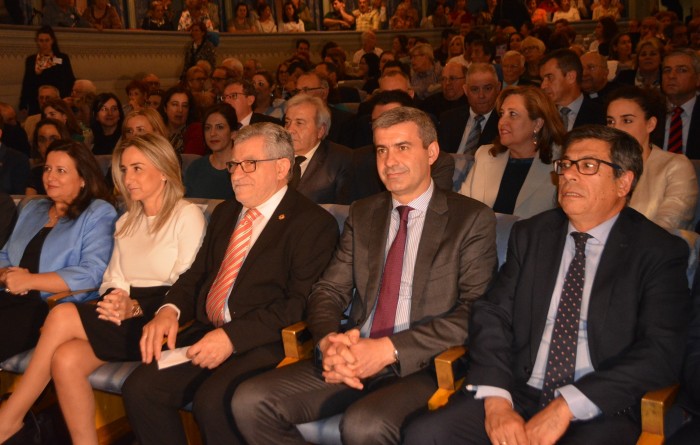 Imagen de Álvaro Gutiérrez en el teatro de Rojas minutos antes de iniciarse el pregón del Corpus