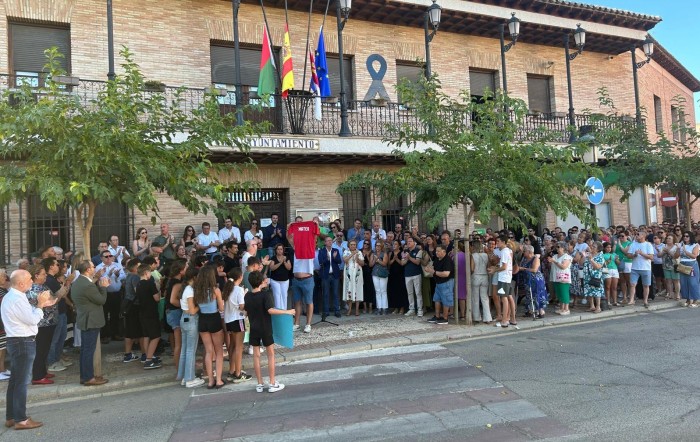 Imagen de El minuto de silencio en Mocejón en memoria del pequeño Mateo