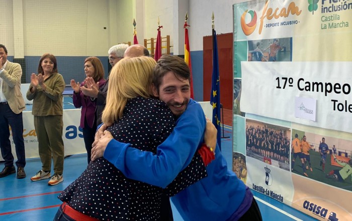 Imagen de María José Gallego con uno de los premiados