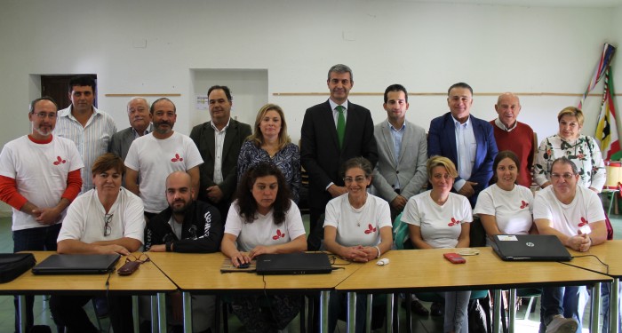 Imagen de Álvaro Gutiérrez con el alumnado y equipo del taller de empleo de El Real de San Vicente