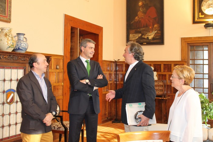 Imagen de Álvaro Gutiérrez charla con los miembros de la Junta Pro Corpus de Toledo