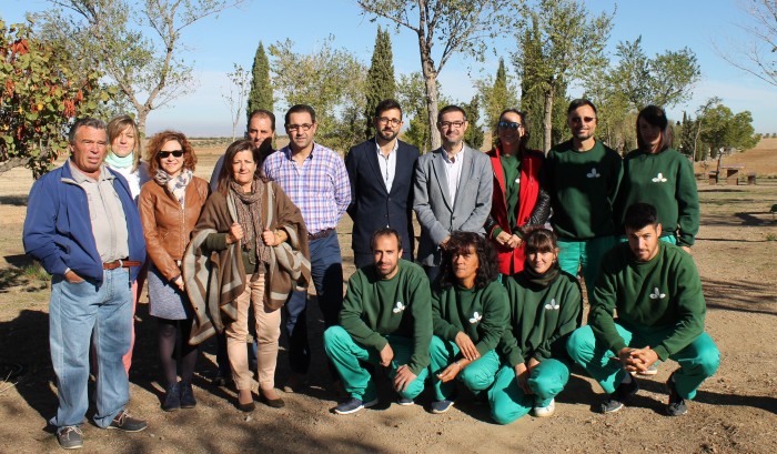 Imagen de Fernando Muñoz con el equipo del taller de empleo de Almonacid de Toledo y Luis Martín