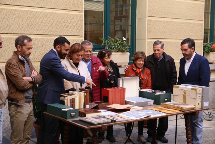 Imagen de La presidenta con los herederos y famiia de Luis Moreno Nieto