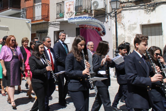 Imagen de Álvaro Gutiérrez junto a Vicente Piñas por las calles de Almorox