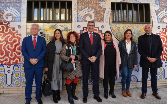 Imagen de Álvaro Gutiérrez y Tita García Élez ante el mural cerámico de la nueva oficina de turismo de Talaver