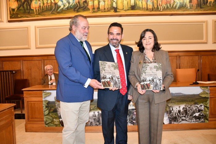 Joaquín Romera con Carmen Basarán y el editor