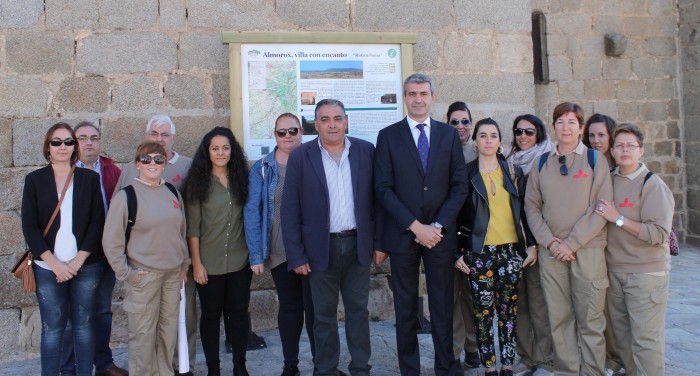 Imagen de El presidente de la Diputación con el alcalde de Almorox y alumnas y alumnos del taller