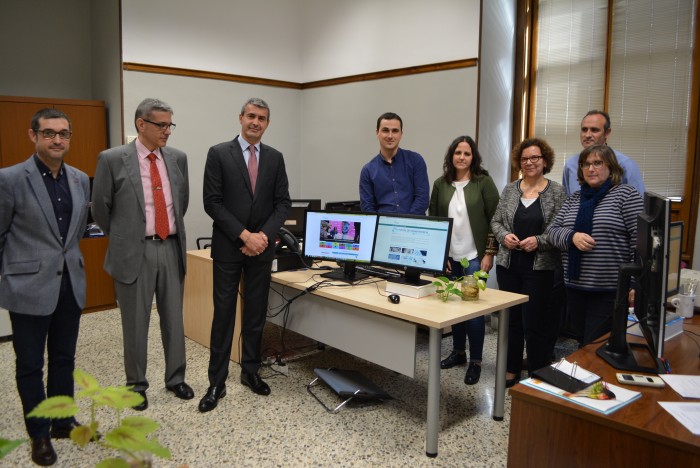 Álvaro Gutiérrez y Fernando Muñoz con el equipo encargado del diseño  de la nueva página web