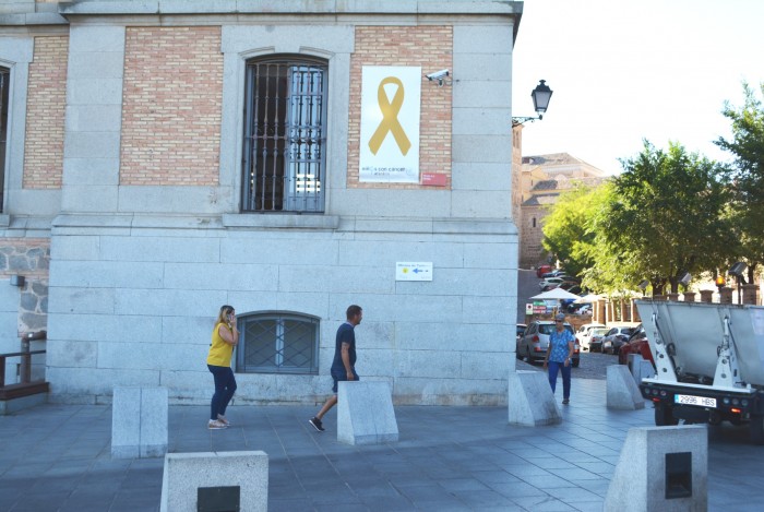 Imagen de Lazo dorado en fachada Diputación
