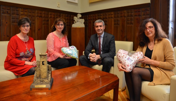 Álvaro Gutiérrez y Ana Gómez con Inmaculada Cruz y María José Recio, de Manos y Voces de Carranque