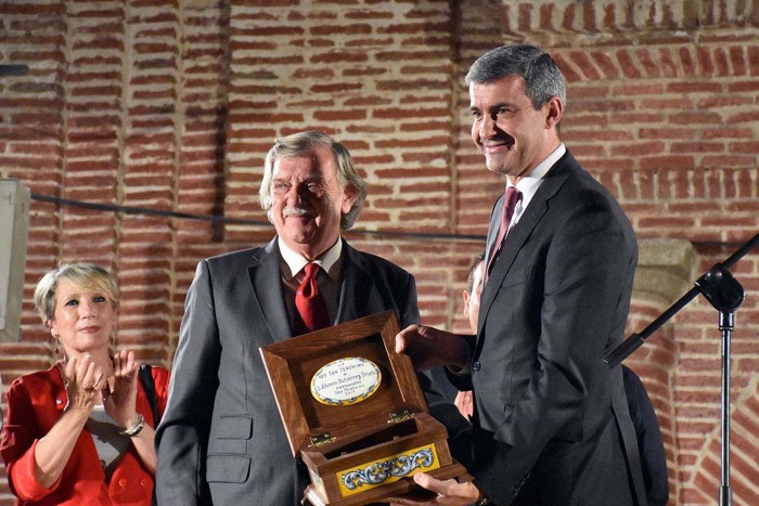 Imagen de Álvaro Gutiérrez recibe un recuerdo como pregonero del presidente de San Jerónimo, José Luis Prado