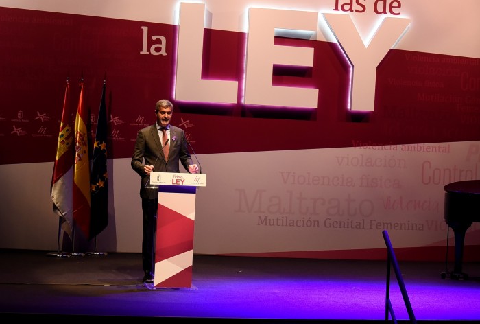 Imagen de Álvaro Gutiérrez interviene en el acto institucional del Día contra la violencia de género