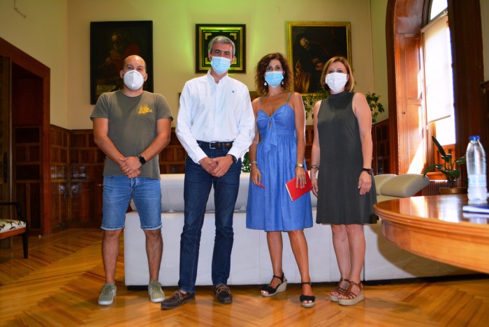 Álvaro Gutiérrez con los representantes de La Tribuna de Toledo