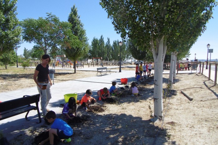 Imagen de Los escolares plantando en el parque cercano al colegio de Orgaz