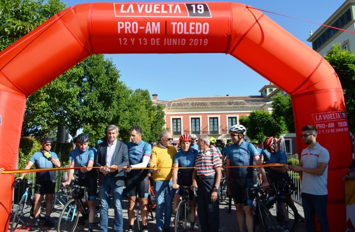 Álvaro Gutiérrez cortando la cinta de la carrera