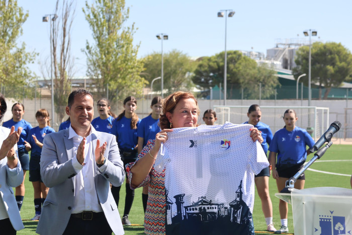 19092026 Cedillo inaugura el campo de fútbol de Madridejos junto al alcalde 7