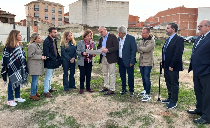 Imagen de Cedillo visita futuro aparcamiento Fuensalida