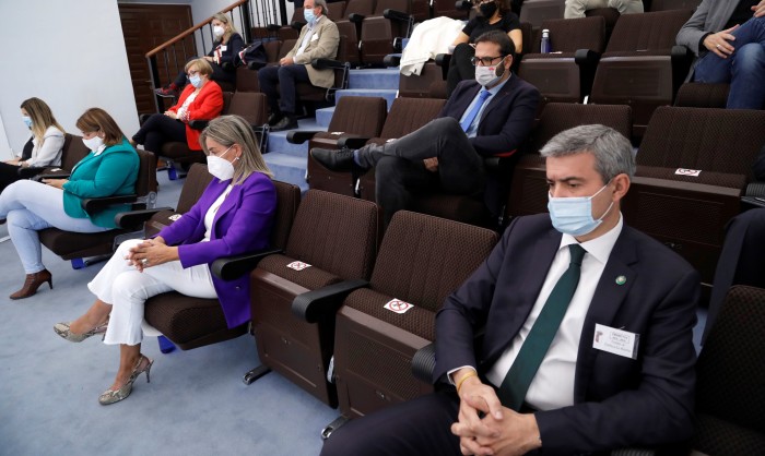 Álvaro Gutiérrez siguiendo el Debate sobre el Estado de la Región