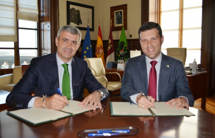 Imagen de Álvaro Gutiérrez y Santi Vera en la firma del convenio