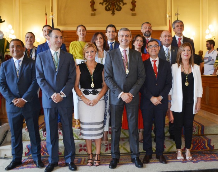 Álvaro Gutiérrez con su equipo de Gobierno