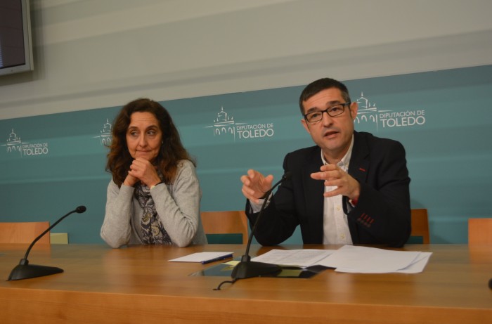 Imagen de Fernando Muñoz y Flora Bellón durante la rueda de prensa