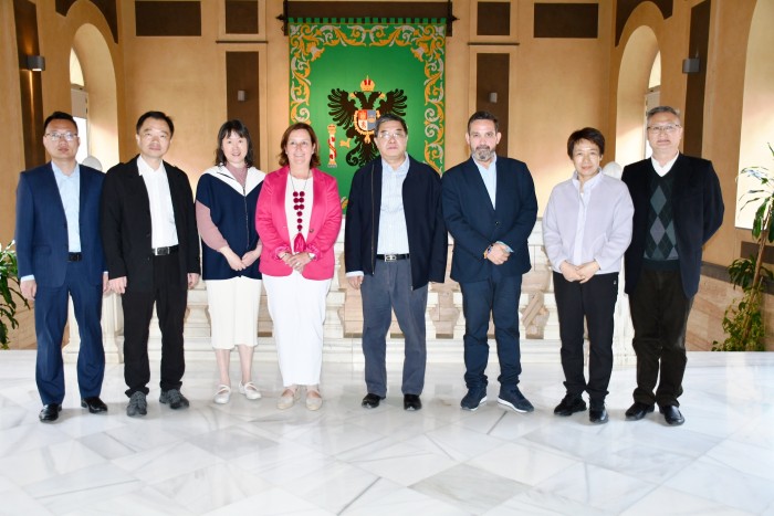 Imagen de Cedillo y Romera con la delegación china en Diputación