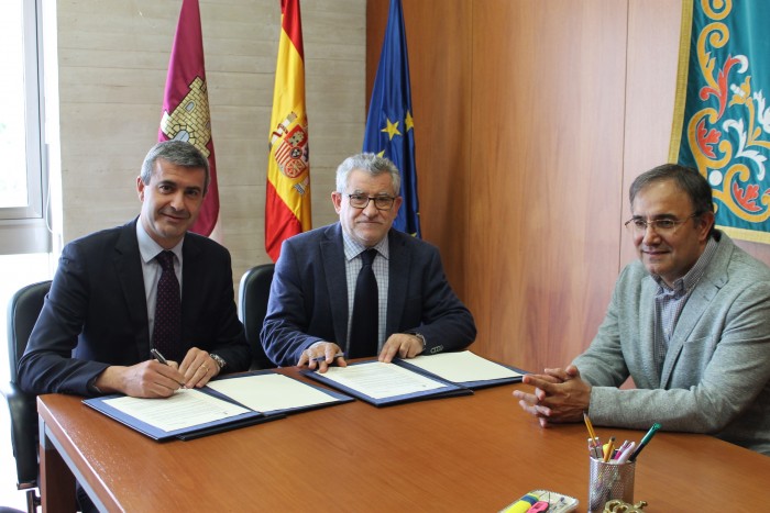 Álvaro Gutiérrez durante la firma del convenio de copatrocinio del XXX Concurso Nacional de Piano