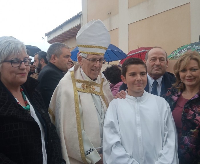 Imagen de María José Gallego y Ángel de Vega junto al Arzobispo y la alcaldesa