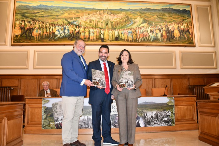 Imagen de Joaquín Romera con Carmen Basarán y el editor