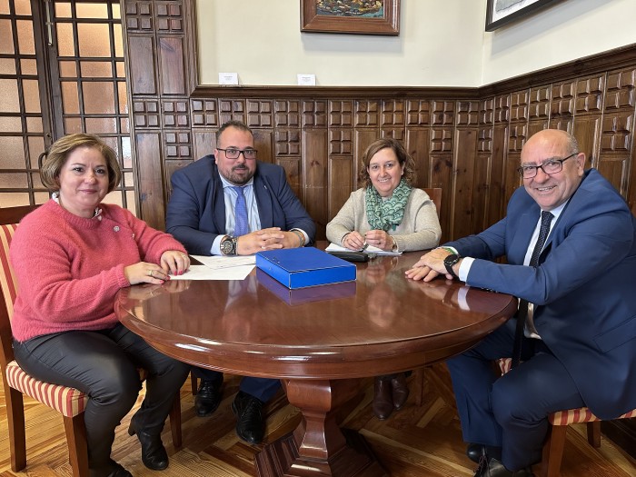 Imagen de Reunión de la presidenta con el alcalde de Valmojado