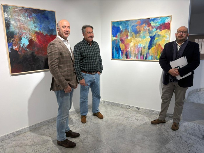 Tomás Arribas visita la exposición de Agustín Decórdoba