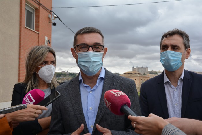 Imagen de Fernando Muñoz atendiendo a los medios de comunicación