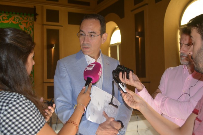 Imagen de Santiago García Aranda atendiendo a los medios de comunicación antes de inicarse el pleno